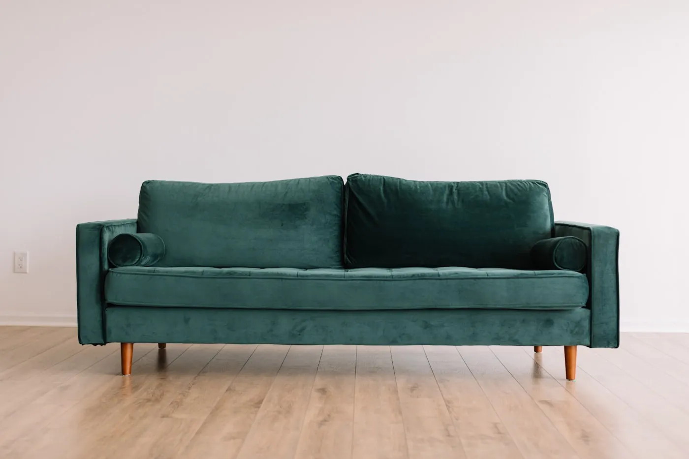 كنبة من تشكيلة H-Furnitures في غرفة معيشة