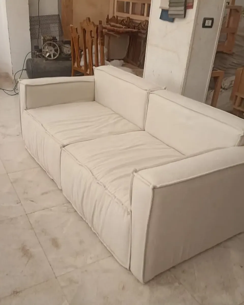 كنبة خلصت تصنيع في المصنع قبل التغليف